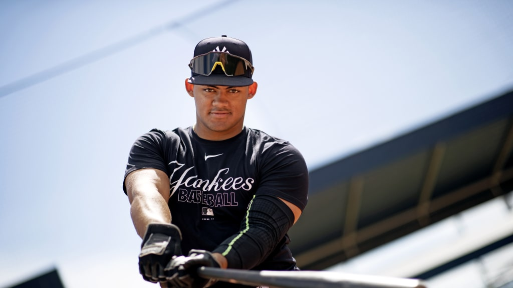 Jasson Dominguez, jugador de los yankees de nueva york, sosteniendo un bate