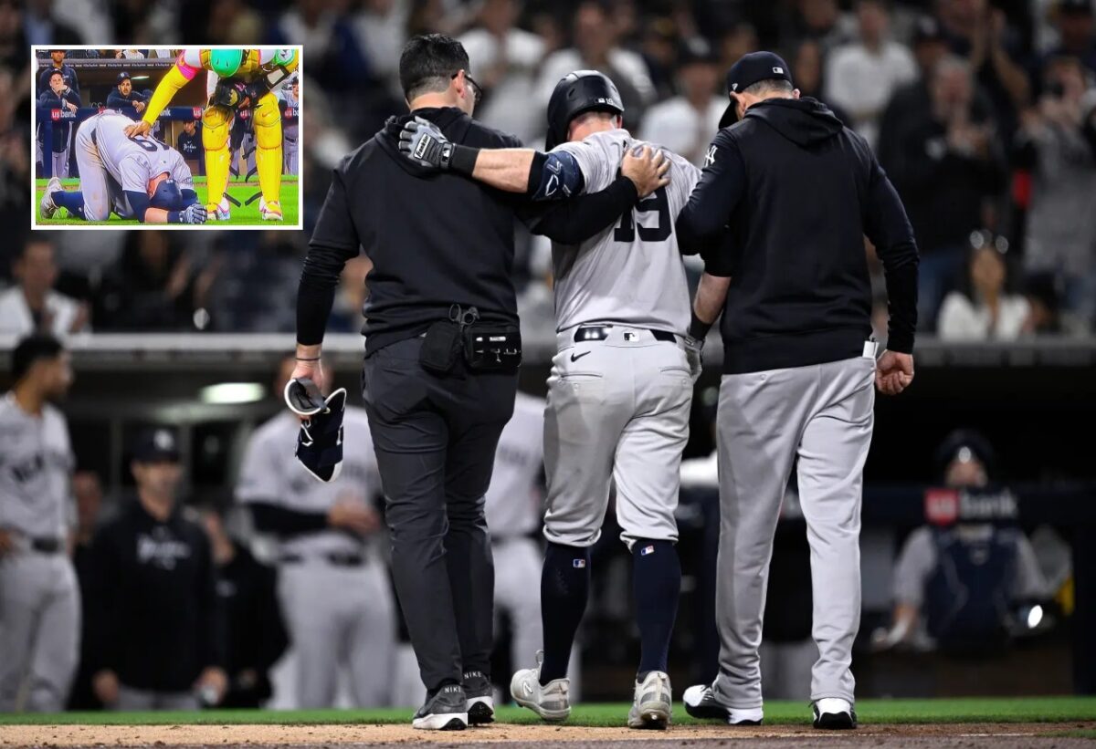 El mánager de los Yankees Aaron Boone y un entrenador ayudan al lesionado Jon Berti a volver al dugout en Petco Park el 24 de mayo de 2024.