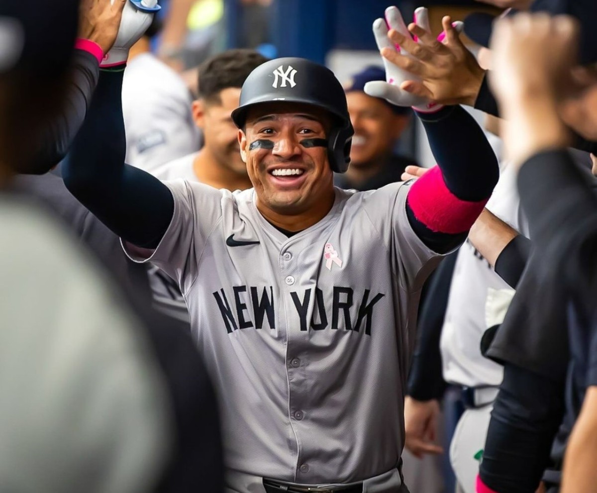 Jahmai Jones, de los Yankees, celebra en el banquillo tras el primer jonrón de su carrera, que consiguió contra los Rays en Tropicana el 12 de mayo de 2024.