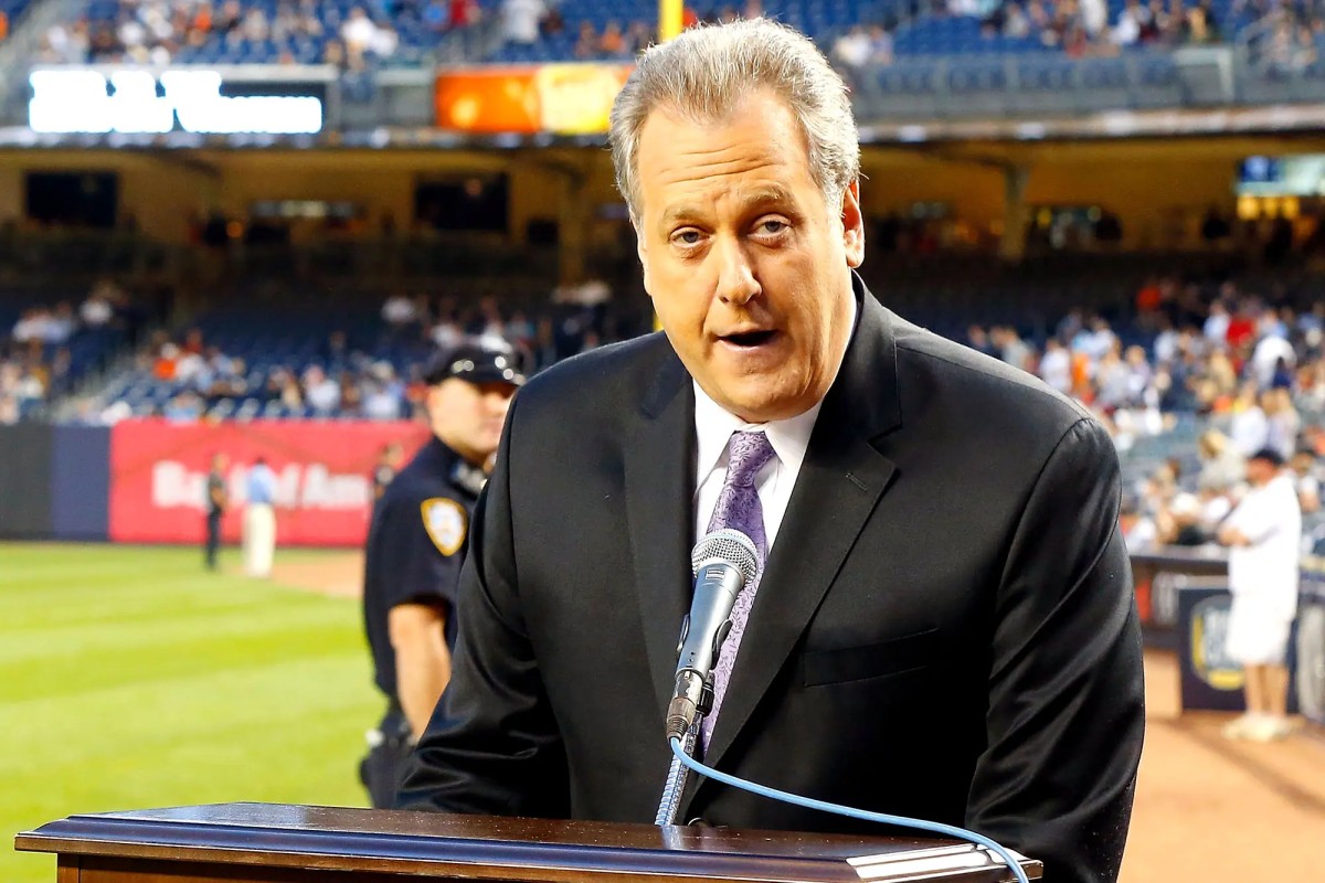 El locutor Michael Kay durante un discurso