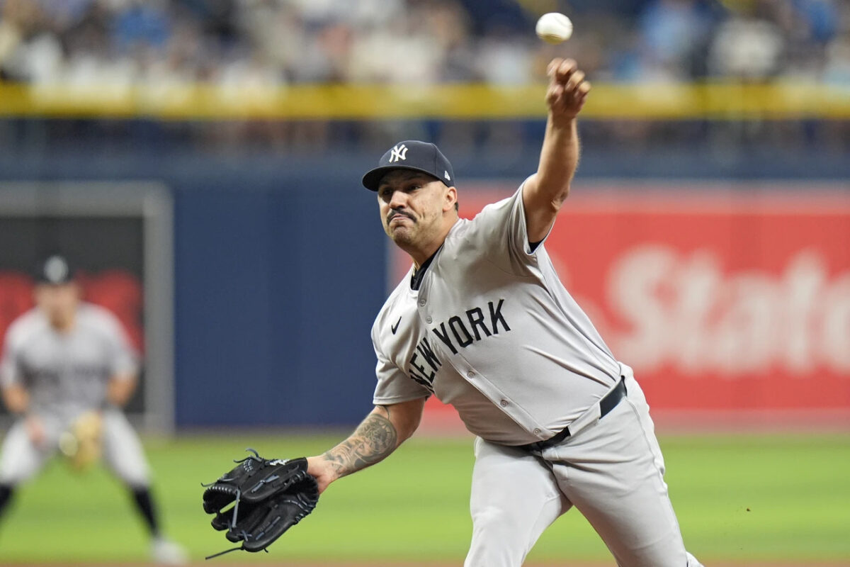 Néstor Cortés, de los Yankees, lanza contra los Rays en Tropicana Field el 11 de mayo de 2024.