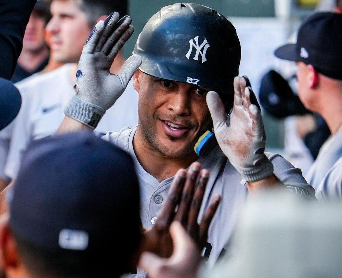 El bateador de los Yankees de Nueva York Giancarlo Stanton celebra en el banquillo después de batear un jonrón a 114 mph contra los Mellizos de Minnesota el 14 de mayo de 2024, en Minneapolis.