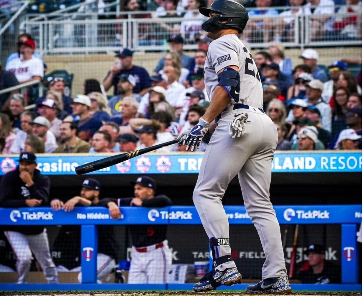 El bateador de los Yankees de Nueva York Giancarlo Stanton batea un jonrón contra los Mellizos de Minnesota el 14 de mayo de 2024, en Minneapolis.