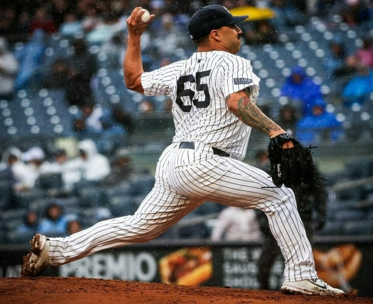 El abridor de los Yankees Néstor Cortés lanza contra los Tigres en medio de la lluvia en el Yankee Stadium el 5 de mayo de 2024.
