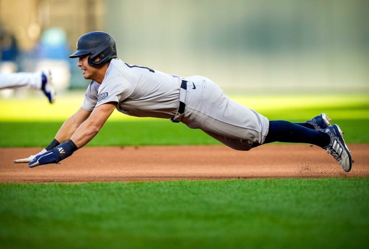 Anthony Volpe, de los Yankees de Nueva York, salta para robar una base contra los Reales de Kansas City el miércoles 12 de junio de 2024, en Kansas City, Mo.