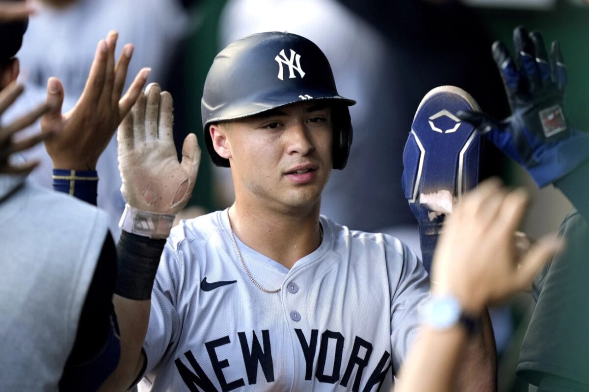 Anthony Volpe de los Yankees de Nueva York celebra en el banquillo después de anotar en un sencillo de dos carreras de Alex Verdugo durante la primera entrada de un partido de béisbol contra los Reales de Kansas City el miércoles 12 de junio de 2024, en Kansas City, Mo.