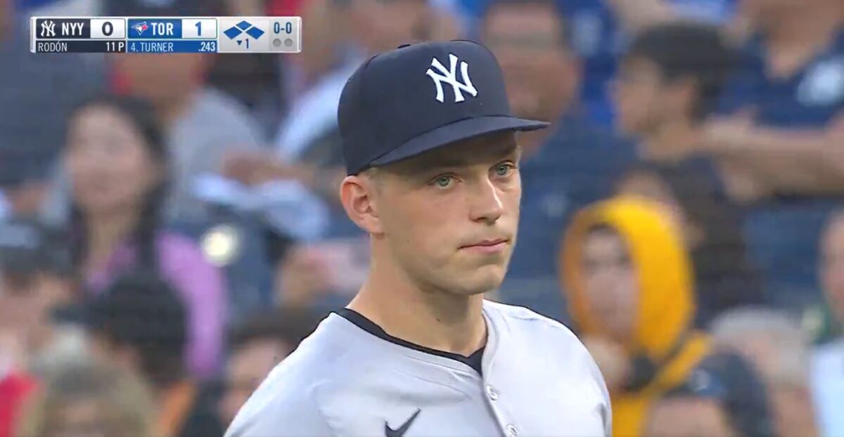Ben Rice, de los Yankees, reacciona tras cometer un error defensivo en primera base en Toronto el 27 de junio de 2024.