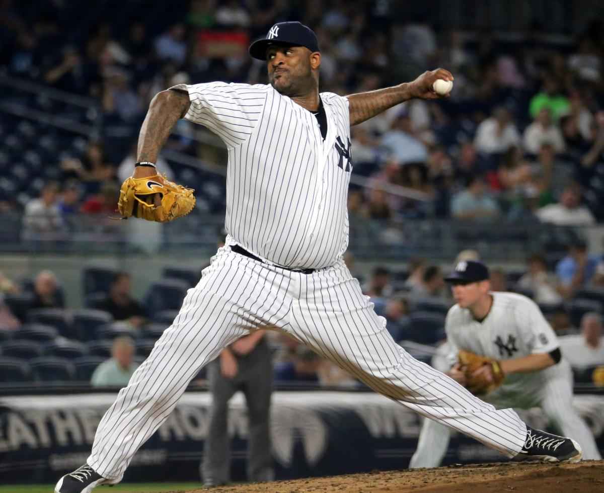 CC Sabathia lanzando durante un partido de la MLB entre los New York Yankees y los Rays el 16 de agosto de 2009.