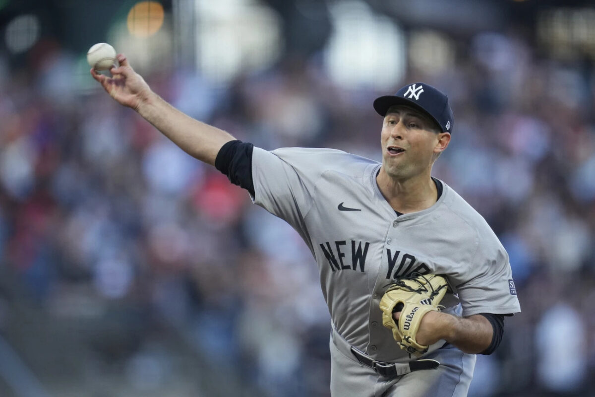 El lanzador de los Yankees de Nueva York Cody Poteet lanza a un bateador de los Gigantes de San Francisco durante la primera entrada de un partido de béisbol el sábado 1 de junio de 2024, en San Francisco.