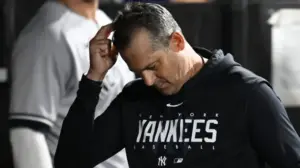 Before game vs. Blue Jays, Yankees fans want manager Aaron Boone fired after 9 losses of the last 12 games