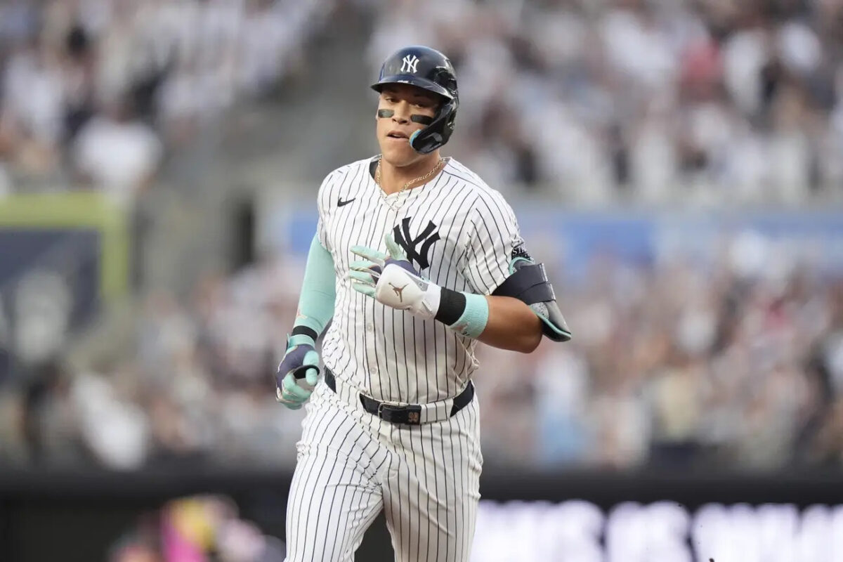 Aaron Judge, de los Yankees de Nueva York, recorre las bases tras batear un jonrón de dos carreras durante la primera entrada de un partido de béisbol contra los Bravos de Atlanta, el sábado 22 de junio de 2024, en Nueva York.