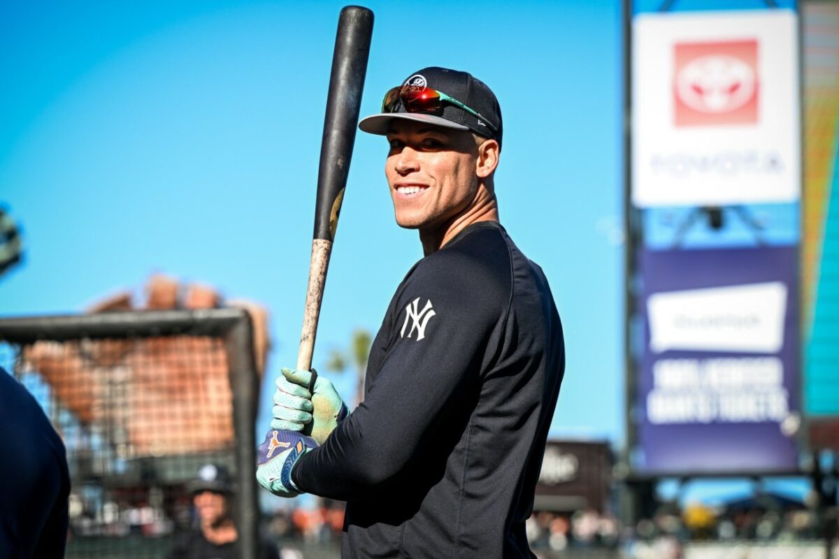 Aaron Judge sujetando un bate durante un entrenamiento de los Yankees.