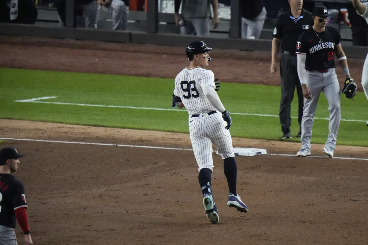 Aaron Judge (99), de los New York Yankees, corre hacia la tercera base tras un triple de dos carreras contra los Minnesota Twins durante la quinta entrada de un partido de béisbol el miércoles 5 de junio de 2024, en Nueva York.