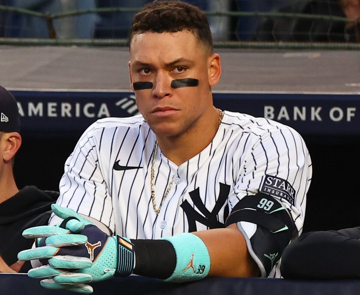 El jugador de los Yankees Aaron Judge está pensativo en el banquillo del estadio de los Yankees tras ser golpeado por un lanzamiento mientras jugaba contra los Orioles el 18 de junio de 2024