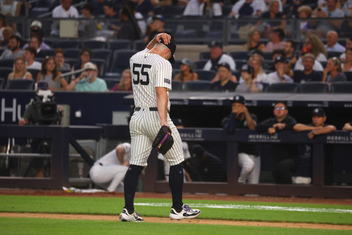 El lanzador de los Yankees Carlos Rodón (55) es retirado en la cuarta entrada cuando los Yankees de Nueva York jugaron contra los Bravos de Atlanta el viernes 21 de junio de 2024 en el Yankee Stadium en el Bronx, NY.