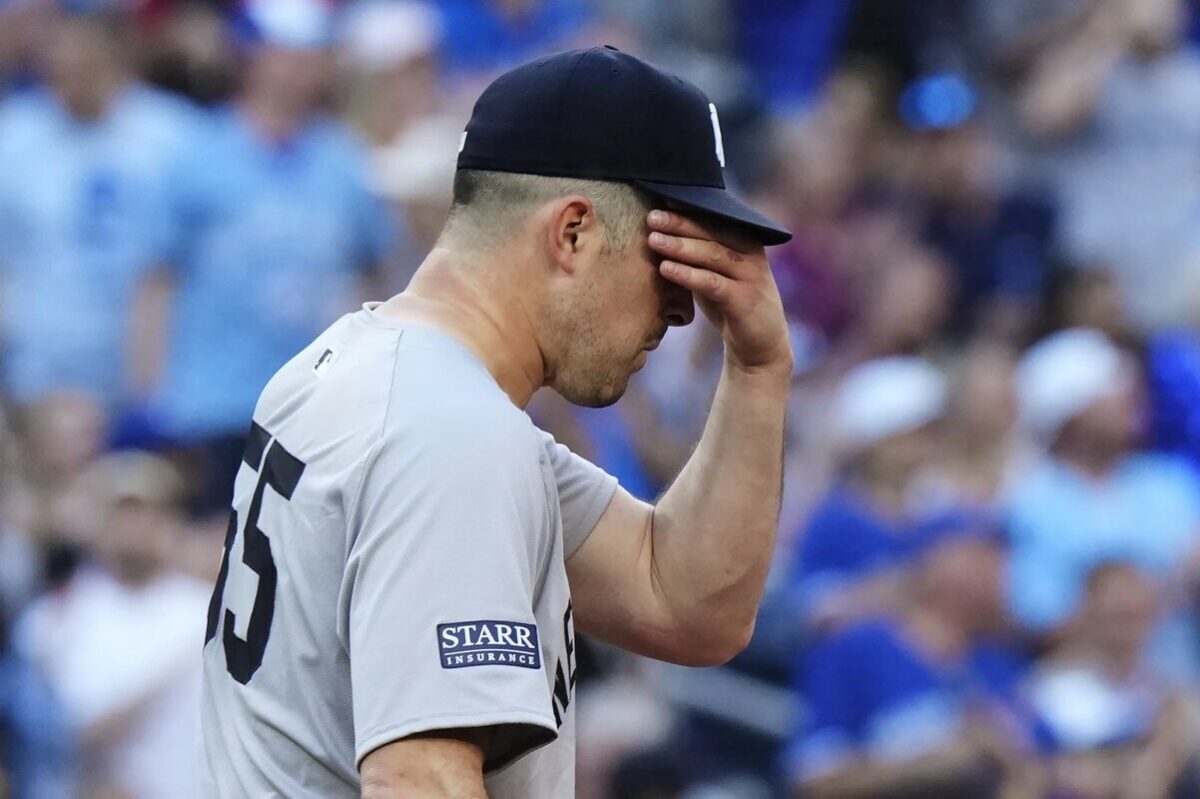 El lanzador de los Yankees de Nueva York, Carlos Rodon, reacciona tras ceder un jonrón de tres carreras a George Springer, de los Blue Jays de Toronto, durante la segunda entrada de un partido de béisbol el jueves 27 de junio de 2024, en Toronto.
