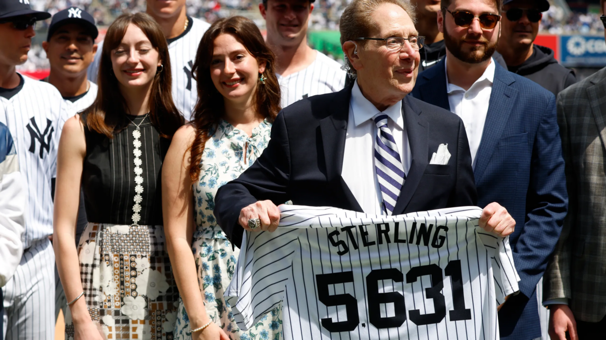 Los Yankees podrían estar cerca de anunciar al sucesor de John Sterling, el icónico locutor y voz de los Yankees que se retiró recientemente.