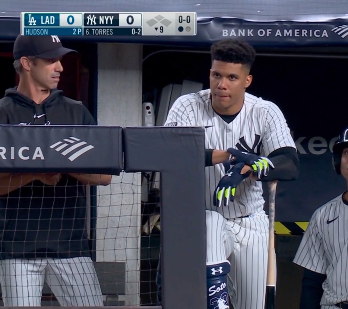 Juan Soto se sienta en el banquillo durante el enfrentamiento entre los Yankees y los Dodgers el viernes 7 de junio de 2024