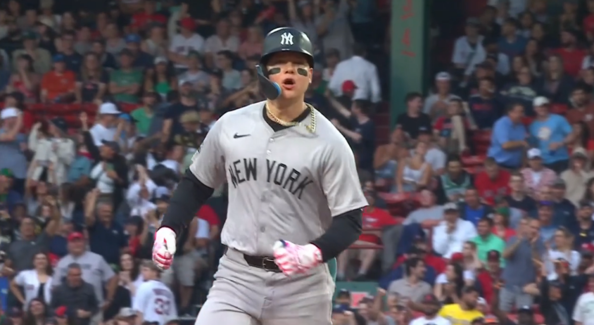 14 de junio de 2024. Alex Verdugo, estrella de los Yankees, celebra tras marcar un jonrón contra su antiguo club, los Medias Rojas de Boston.