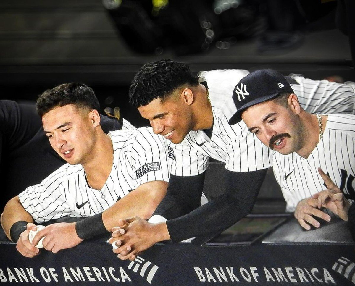 El campocorto de los Yankees Anthony Volpe con el jardinero Juan Soto y el defensa Austin Wells en el Yankee Stadium el 4 de junio de 2024.