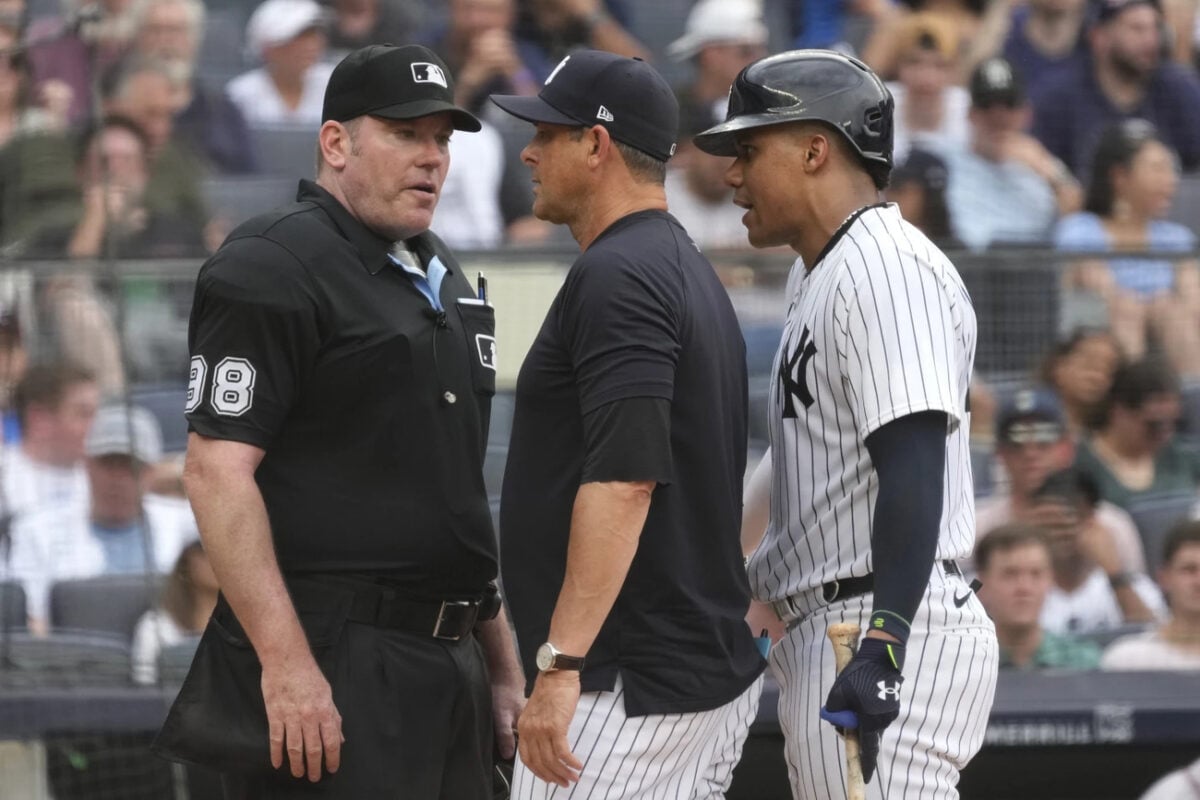 El jugador de los Yankees de Nueva York Juan Soto, a la derecha, discute con el árbitro Chris Conroy, a la izquierda, después de ser expulsado por strikes durante la octava entrada de un partido de béisbol contra los Bravos de Atlanta, el domingo 23 de junio de 2024, en Nueva York.