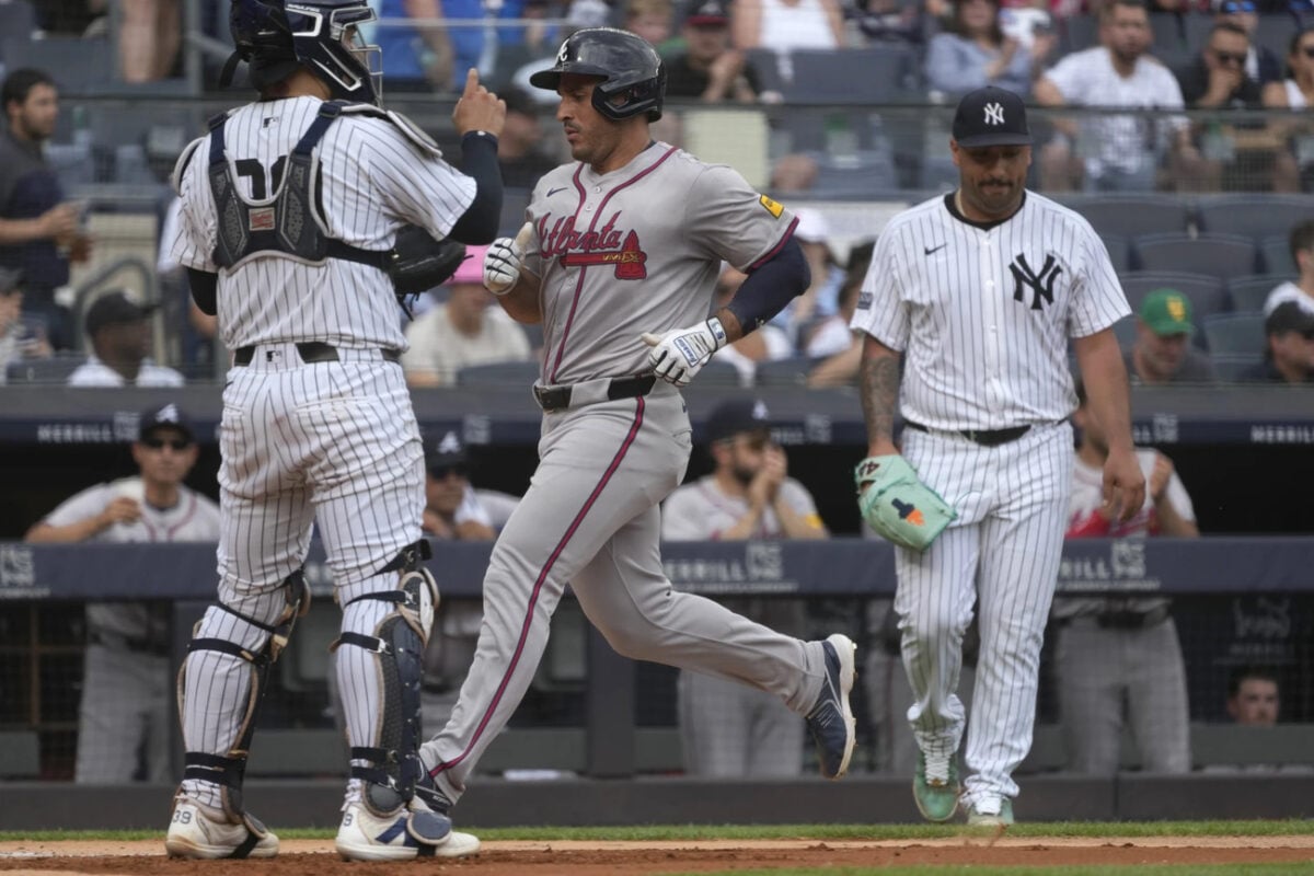 Orlando Arcia, de los Bravos de Atlanta, anota gracias a un sencillo de Ozzie Albies durante la quinta entrada de un partido de béisbol contra los Yankees de Nueva York, el domingo 23 de junio de 2024, en Nueva York.