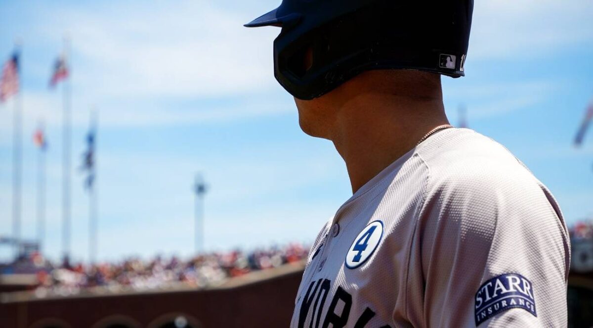 Los Yankees conmemoran el cuarto Día anual de Lou Gehrig de la MLB llevando el parche número cuatro en el uniforme el domingo 2 de junio de 2024