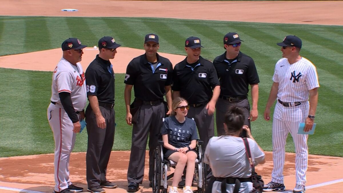 Sarah Langs y los jugadores de los New York Yankees el 2 de junio de 2023