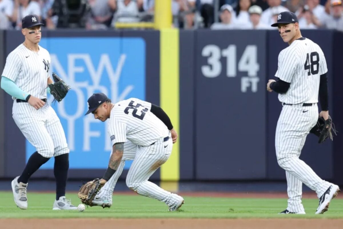 Gleyber Torres, de los Yankees, realiza una captura rutinaria por encima del hombro en un bateo emergente de Kike Hernández, de los Dodgers, en la tercera entrada en el Yankee Stadium el 6 de junio de 2024.