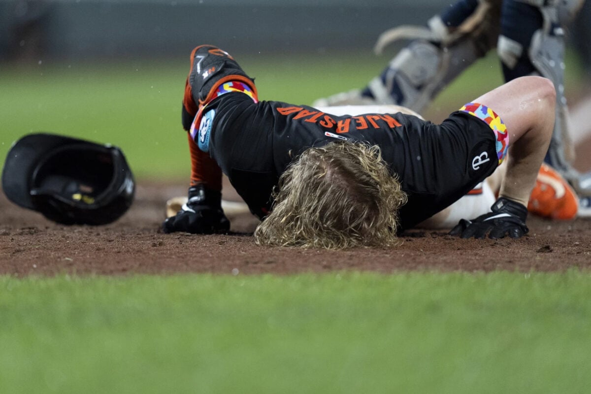 Heston Kjerstad, de los Orioles de Baltimore, reacciona tras ser golpeado por un lanzamiento del lanzador relevista de los Yankees de Nueva York Clay Holmes durante la novena entrada de un partido de béisbol, el viernes 12 de julio de 2024, en Baltimore.  