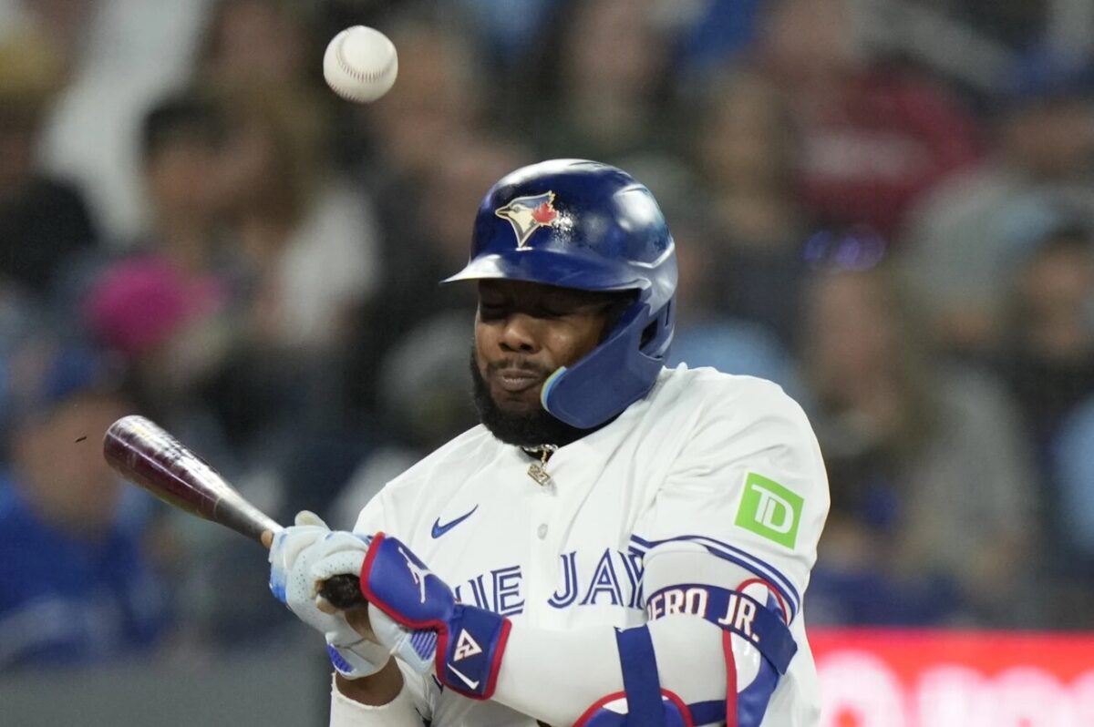 Vladimir Guerrero Jr. de los Blue Jays de Toronto es golpeado por un lanzamiento durante la tercera entrada del partido de béisbol contra los Yankees de Nueva York en Toronto, el domingo 30 de junio de 2024.