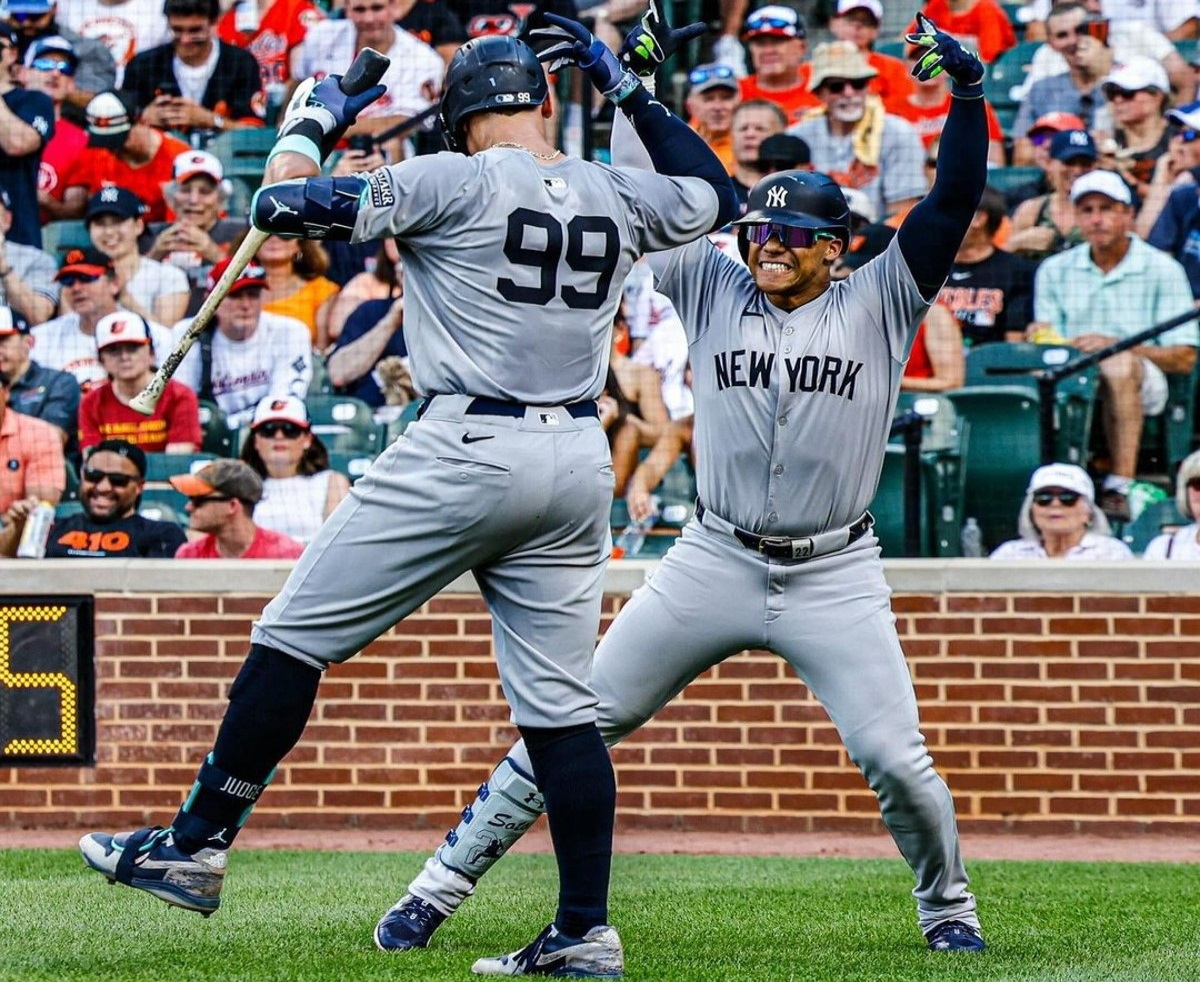Las estrellas de los Yankees Aaron Judge y Juan Soto celebran tras un jonrón contra los Orioles de Baltimore el 13 de julio de 2024, en Camden Yards.