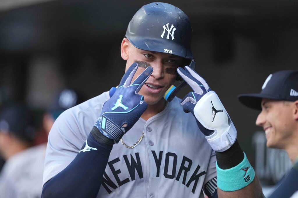 Yankees Aaron Judge unique celebration with Juan Soto after going back to back.