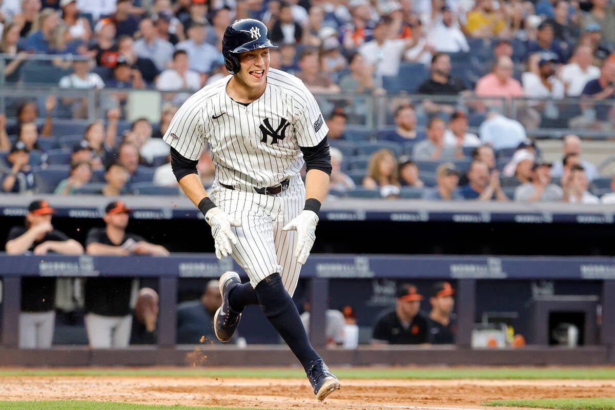 Ben Rice sonríe tras registrar un hit en el Yankee Stadium.