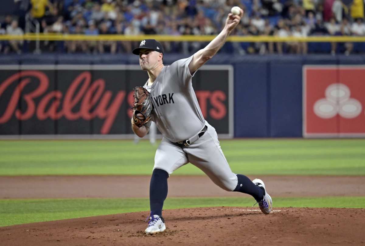 el abridor de los yankees, carlos rodon, lanza contra los rays de tampa bay, el martes 9 de julio de 2024.