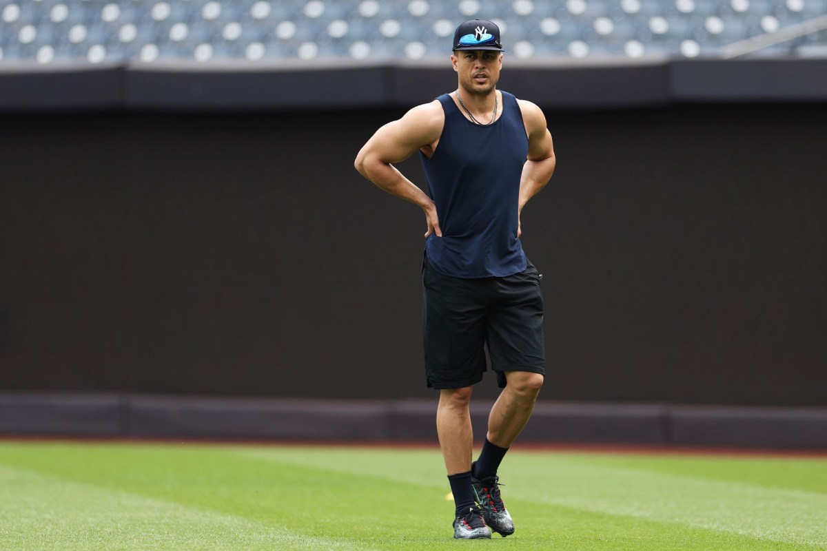 NUEVA YORK, NUEVA YORK - 04 DE JULIO: Giancarlo Stanton de los Yankees de Nueva York mira antes del partido contra los Rojos de Cincinnati en el Yankee Stadium el 04 de julio de 2024 en el barrio del Bronx de la ciudad de Nueva York.