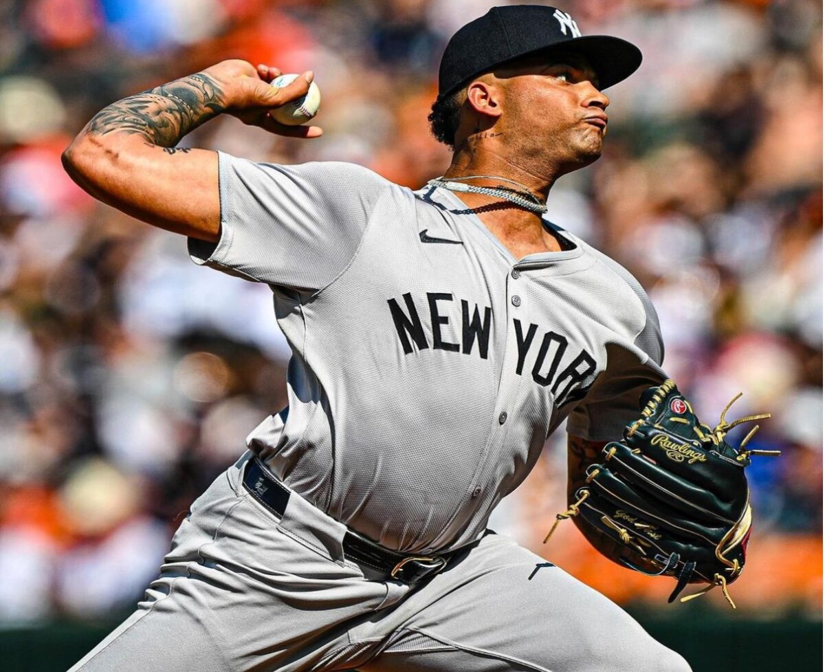 Luis Gil, de los Yankees, lanza una deslizadora contra los Orioles en Baltimore el 13 de julio de 2024.