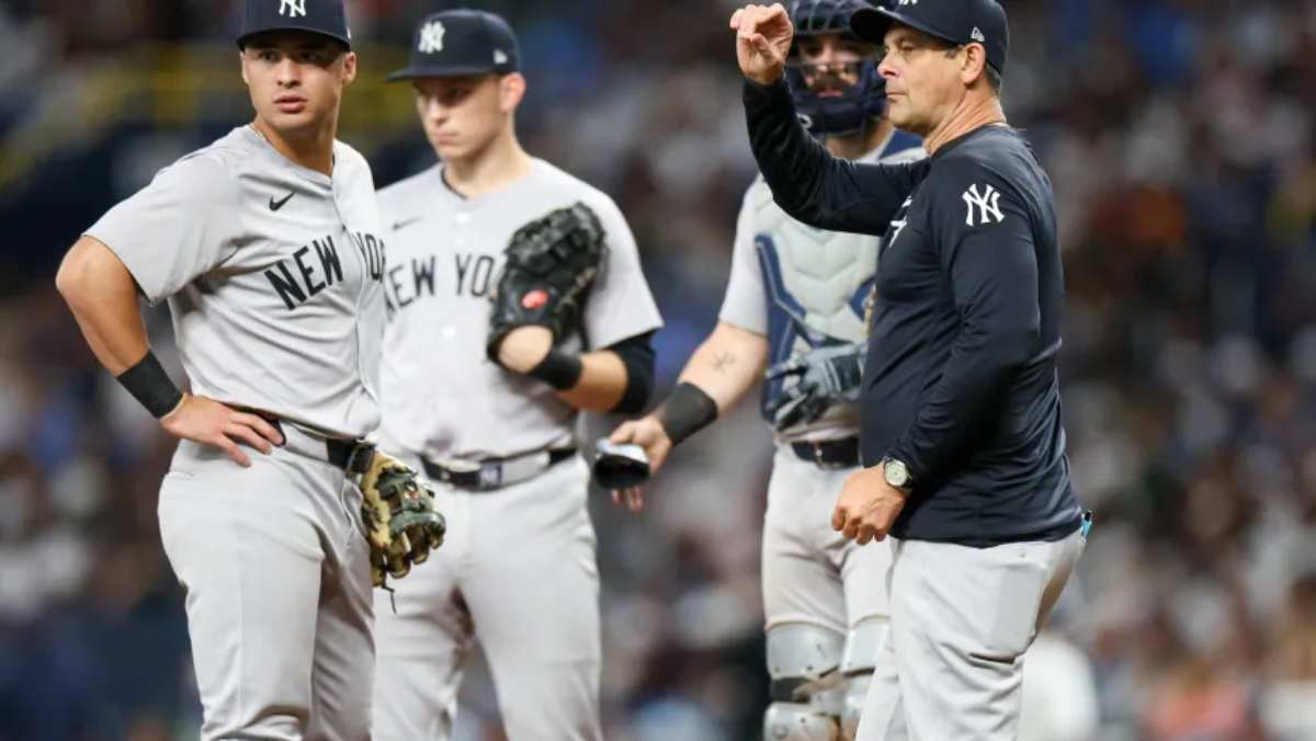 El titular de los New York Yankees Anthony Volpe y Aaron Boone el 11 de julio de 2024