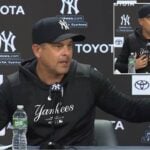 Los arrebatos del “cabreado” Aaron Boone apuntan a un debilitamiento del control sobre los Yankees