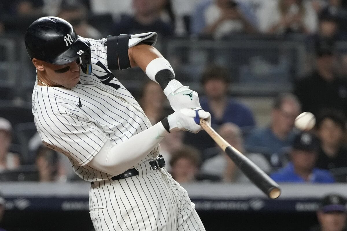 Aaron Judge, de los Yankees de Nueva York, batea un jonrón durante la sexta entrada de un partido de béisbol contra los Rockies de Colorado, el viernes 23 de agosto de 2024, en Nueva York.