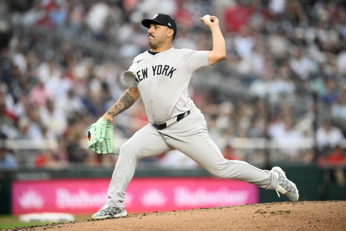 El lanzador inicial de los Yankees de Nueva York, Néstor Cortés, lanza durante la segunda entrada de un partido de béisbol contra los Nacionales de Washington, el lunes 26 de agosto de 2024, en Washington.