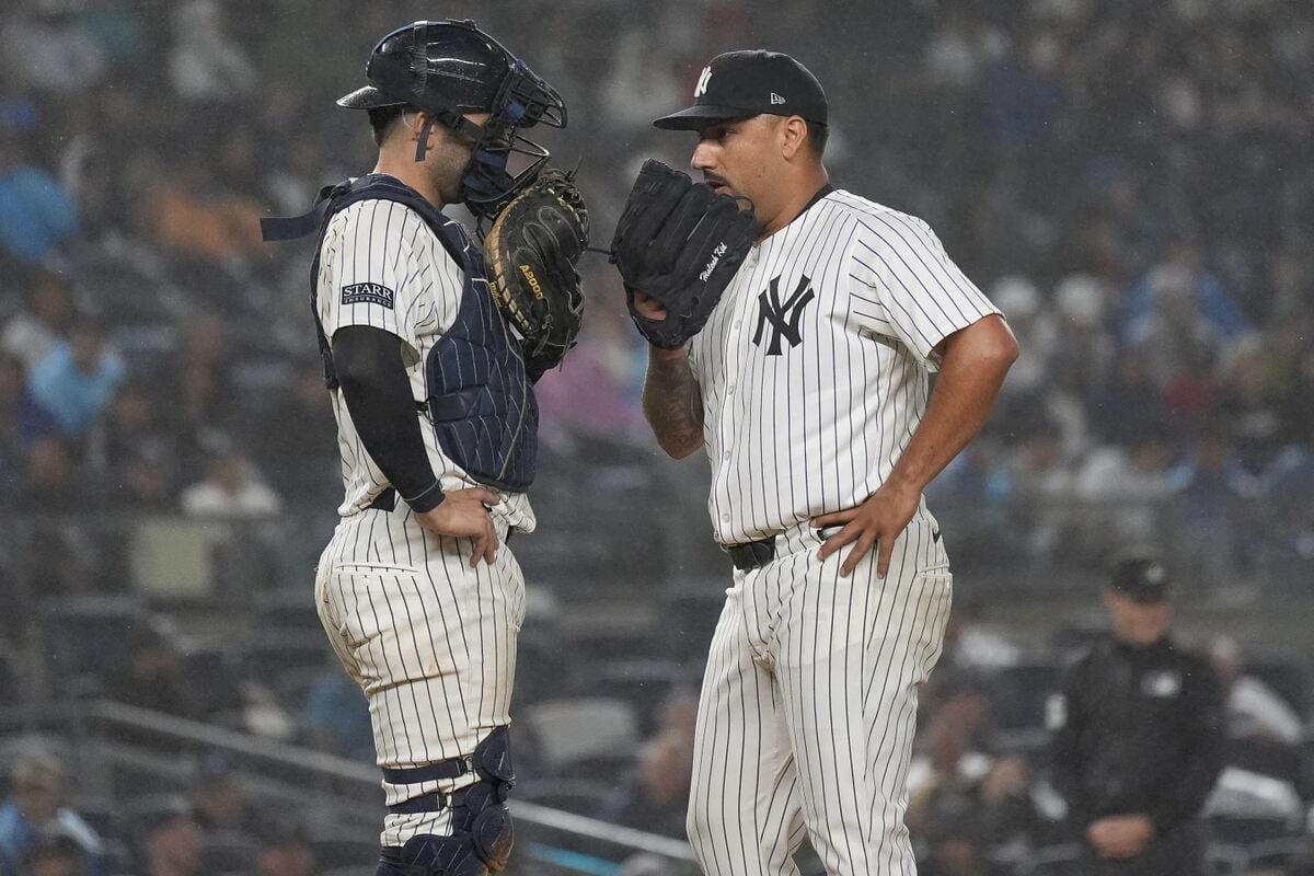 El lanzador de los Yankees de Nueva York Néstor Cortés habla con el receptor Austin Wells durante la quinta entrada de un partido de béisbol contra los Ángeles de Los Ángeles, el jueves 8 de agosto de 2024, en Nueva York.