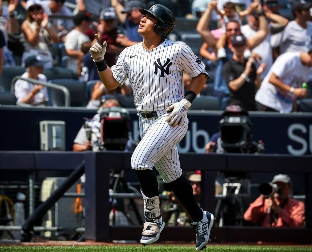 Anthony Volpe batea un jonrón en la victoria de los Yankees sobre los Blue Jays el 3 de agosto de 2024.