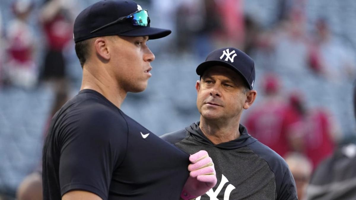 Aaron Boone, entrenador de los Yankees, y Aaron Judge