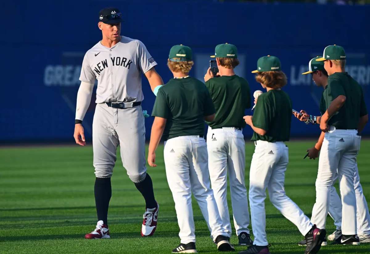 Aaron Judge between the little leaguer on august 18, 2024