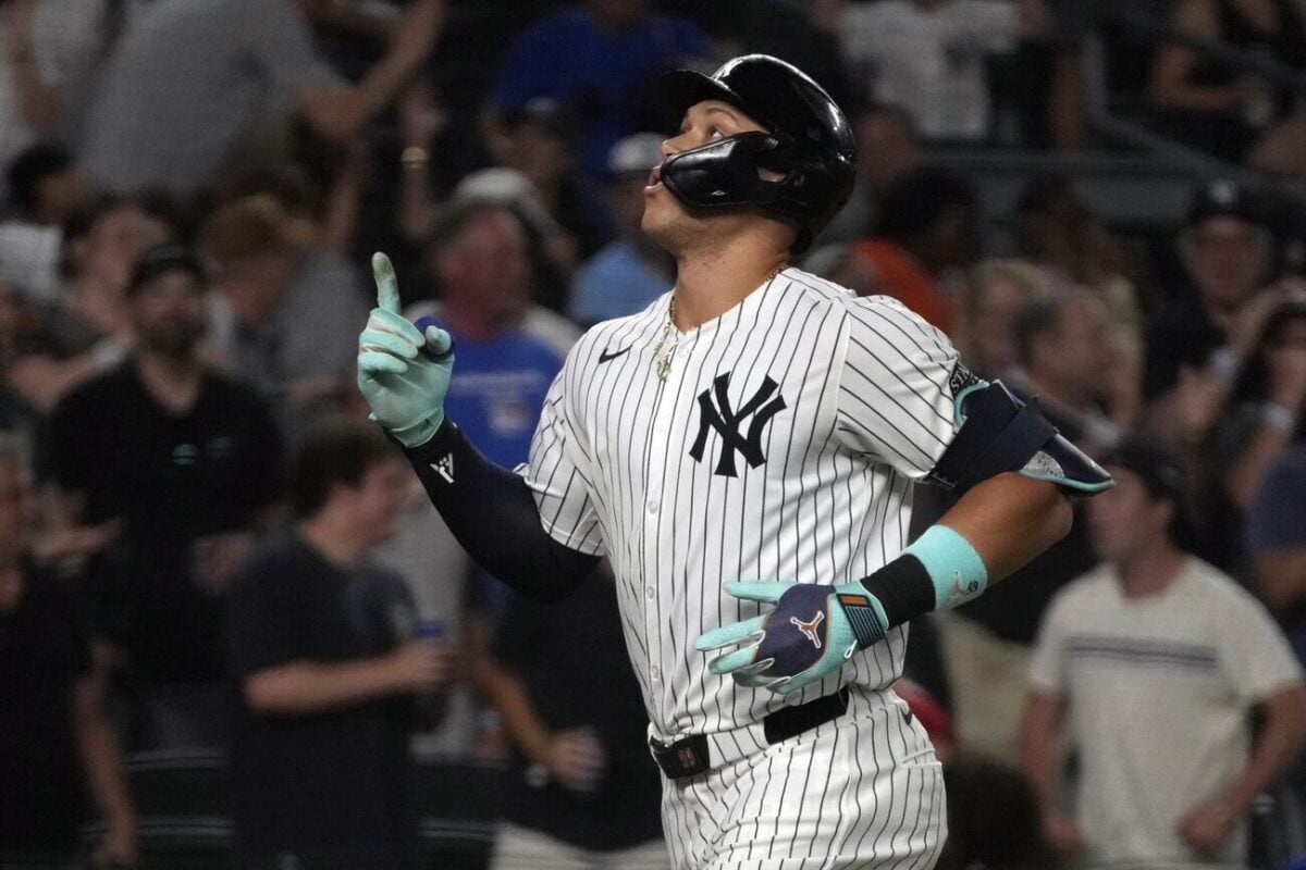 Aaron Judge, de los Yankees de Nueva York, celebra tras batear un jonrón que también anotó Juan Soto durante la primera entrada de un partido de béisbol contra los Blue Jays de Toronto, el viernes 2 de agosto de 2024, en Nueva York.