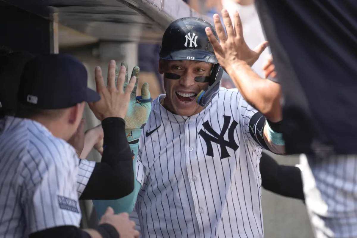 Aaron Judge, de los Yankees de Nueva York, cruza el home plate tras batear un jonrón durante la séptima entrada de un partido de béisbol contra los Rockies de Colorado, el domingo 25 de agosto de 2024, en Nueva York.