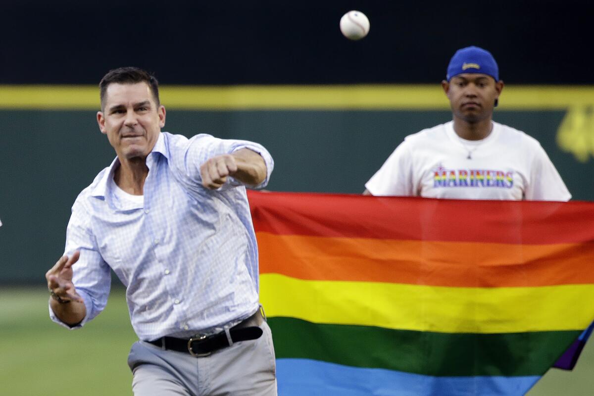 Billy Bean, ex jardinero de los Yankees y Vicepresidente Senior de Diversidad, Equidad e Inclusión de la Oficina del Comisionado de la MLB, falleció el 6 de agosto de 2024, a la edad de 60 años.