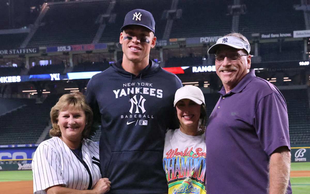 Aaron Judge y su familia durante un partido de la MLB