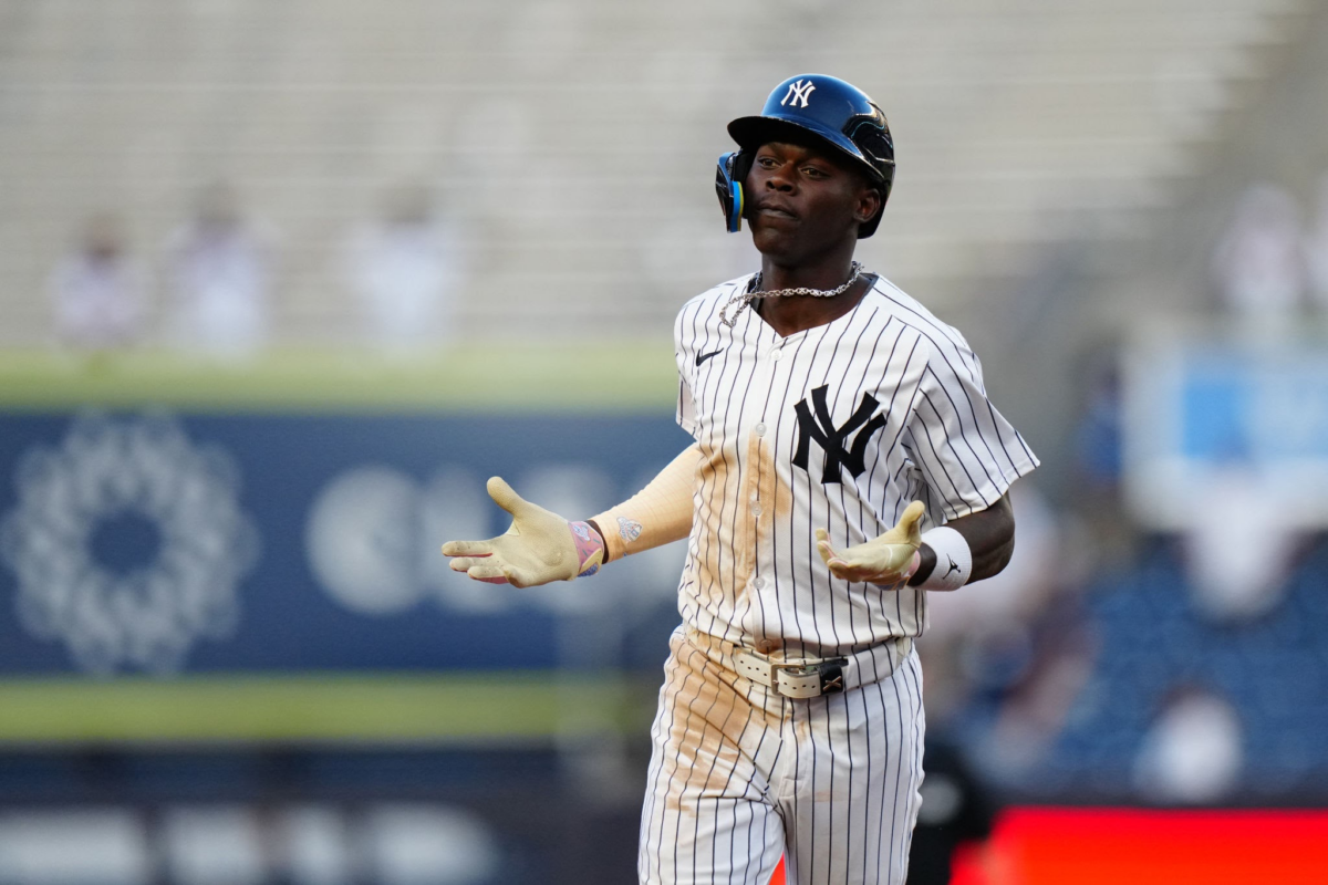 NUEVA YORK, NY - 10 DE AGOSTO: Jazz Chisholm Jr.
#13 de los Yankees de Nueva York ronda las bases después de un jonrón solitario en la octava entrada durante el partido entre los Rangers de Texas y los Yankees de Nueva York en el Yankee Stadium el sábado 10 de agosto de 2024 en Nueva York, Nueva York. 